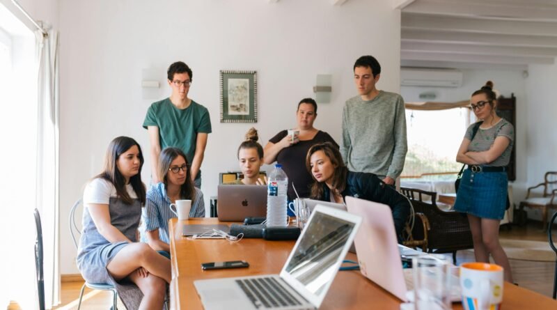 Pessoas ao redor de uma mesa trabalhando em projetos de empreendedorismo